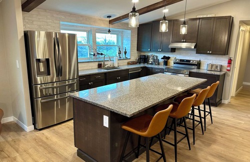 Sedalia House | Hier Hideaway -Hot Tub - Fire Pit - King Beds - Peaceful Surrounded by Nature
