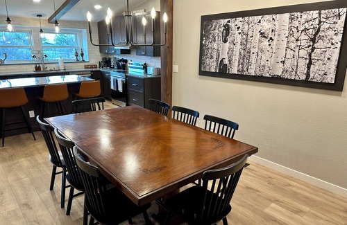 Sedalia House | Hier Hideaway -Hot Tub - Fire Pit - King Beds - Peaceful Surrounded by Nature