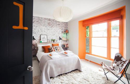 Bristol House | higgihaus 5 Bed Sleeps up to 14 Big Groups Best Location