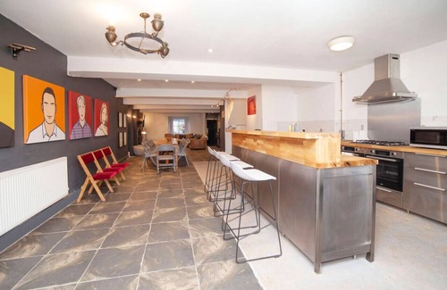 Butetown House | higgihaus 5 Sleeps 14-16 Hens Stags Big