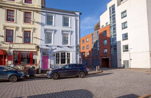 Butetown House | higgihaus 5 Sleeps 14-16 Hens Stags Big