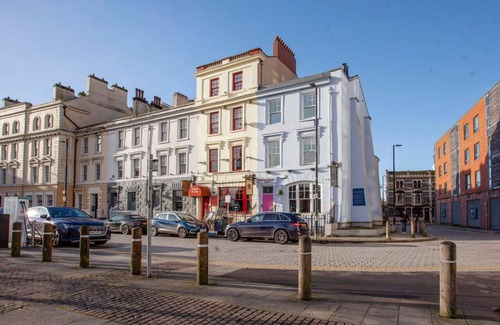 Butetown House | higgihaus 5 Sleeps 14-16 Hens Stags Big