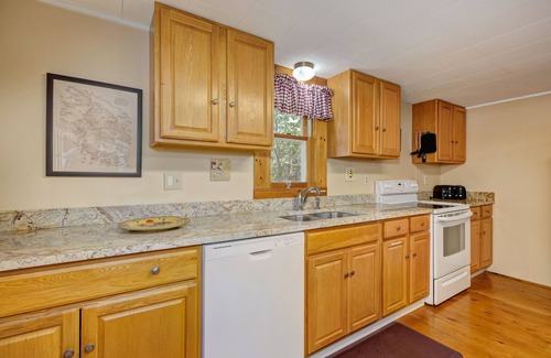 Bernard House | Higgins Cottage: Walking Distance to Back Beach and Thurston's Lobster Pound