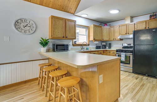 Higgins Lake Cabin | Higgins Lake Retreat w/Dock Access + Beach Nearby