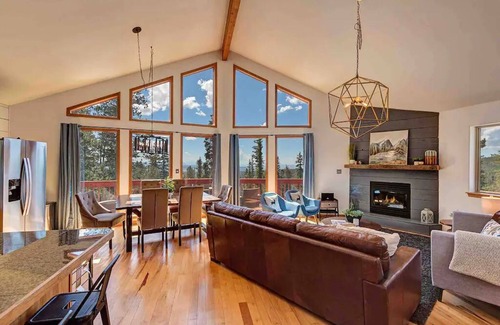 Valley of the Sun Cabin | High Alpine Lodge🍃Views of Pikes Peek🏔️Hot Tub♨️Garage🚙$0 Cleaning & Pet fee