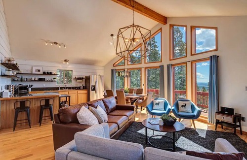 Valley of the Sun Cabin | High Alpine Lodge🍃Views of Pikes Peek🏔️Hot Tub♨️Garage🚙$0 Cleaning & Pet fee