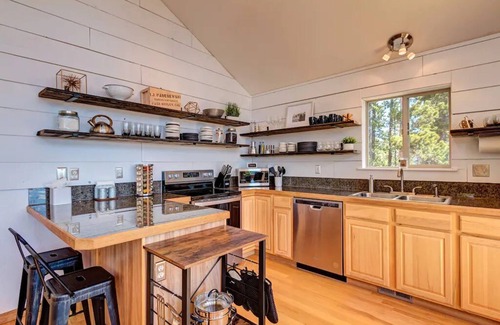 Valley of the Sun Cabin | High Alpine Lodge🍃Views of Pikes Peek🏔️Hot Tub♨️Garage🚙$0 Cleaning & Pet fee