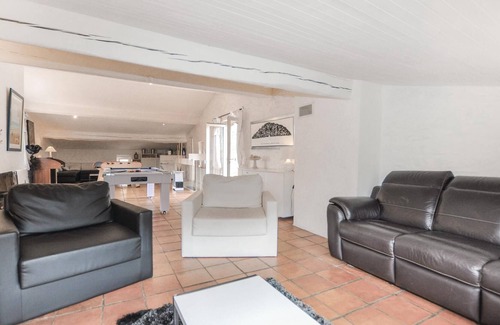 Rigarda House | High and spacious vacation home with views of the Pyrenees and the Pic du Canigou.