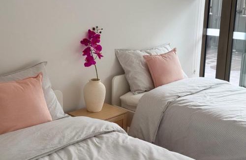 Sydney Olympic Park Apartment | High Ceiling 6 Beds Private Garden Oasis 1min to Stadiums & Parking