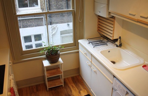 West Kensington Apartment | high ceiling, cosy apartment for a couple or single person