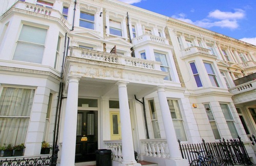 West Kensington Apartment | high ceiling, cosy apartment for a couple or single person