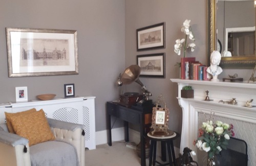 West Kensington Apartment | high ceiling, cosy apartment for a couple or single person