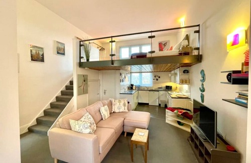 East Walworth Apartment | High-Ceiling Flat with Rooftop & Skyline View