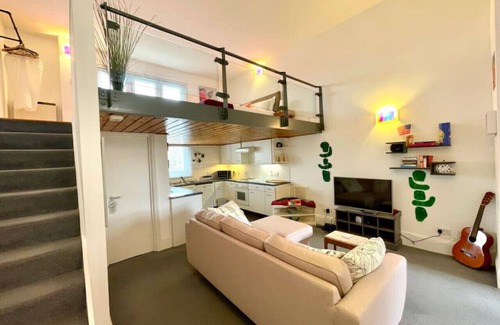 East Walworth Apartment | High-Ceiling Flat with Rooftop & Skyline View