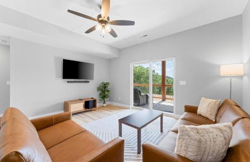 Kimberling City House | High Cliff Cabin + Private Hot tub at Table Rock Lake