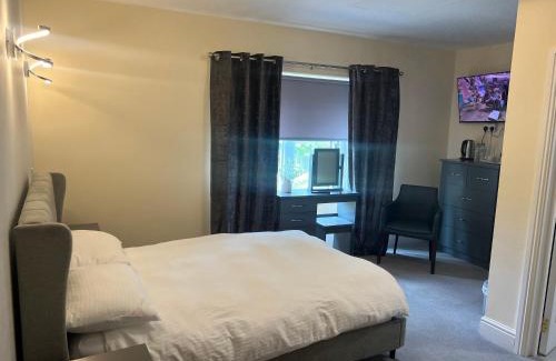 Pontyclun Hotel | High Corner Hotel