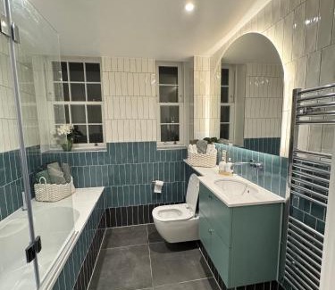 West Kensington Apartment | High Deluxe Standard flat for 6 people in the heart of London
