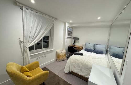 West Kensington Apartment | High Deluxe Standard flat for 6 people in the heart of London