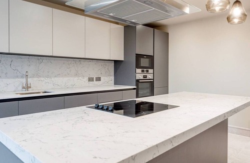 Chigwell Apartment | High End 1 BR Apt, 2 Beds Desirable Chigwell