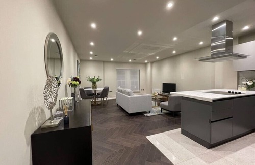 Chigwell Apartment | High End 1 BR Apt, 2 Beds Desirable Chigwell