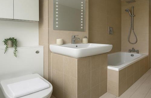 Shepherd's Bush Apartment | High-End 2 Bed Flat near Westfield London