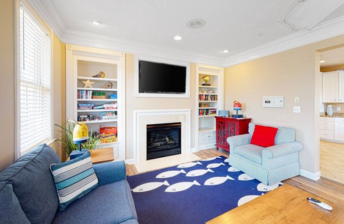 Sunset Island House | High-end bay-view townhome with large deck, resort pools, & beaches