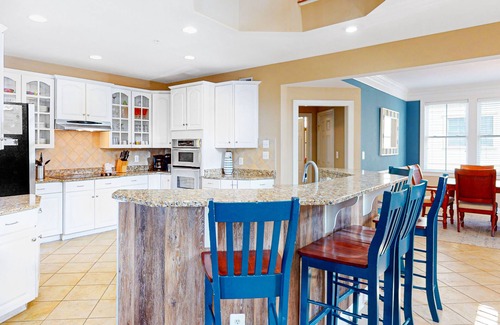 Sunset Island House | High-end bay-view townhome with large deck, resort pools, & beaches