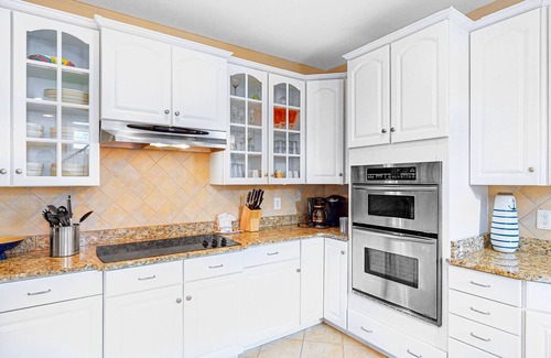 Sunset Island House | High-end bay-view townhome with large deck, resort pools, & beaches