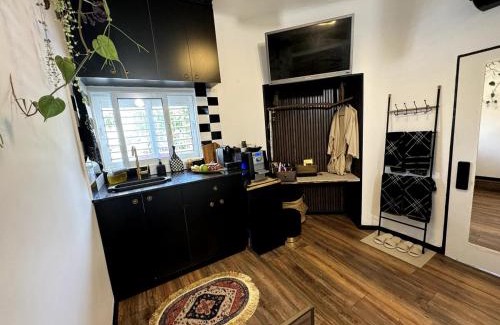 Kerem HaTeimanim Apartment | High end boutique studio plus patio by the beach