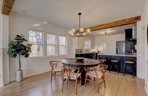 Norman House | High End Campus Cottage 5 Star - King Bed, 3 Bedrooms, 1.5 Bath, Newly Remodeled