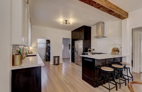 Norman House | High End Campus Cottage 5 Star - King Bed, 3 Bedrooms, 1.5 Bath, Newly Remodeled