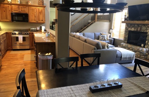 Ketchum Condo | High-end Condo In the Heart Of Sun Valley - Walk To Skiing , Town, Biking + Golf