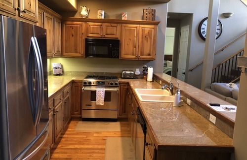 Ketchum Condo | High-end Condo In the Heart Of Sun Valley - Walk To Skiing , Town, Biking + Golf