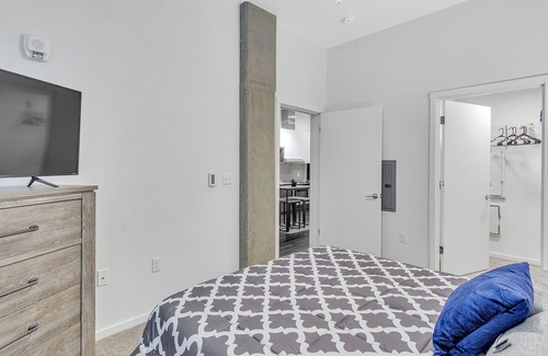 New Tacoma Apartment | High-end Downtown Bedroom w/ Secured Parking 1 Apts by Redawning