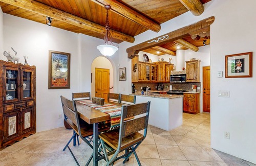 Northeast Santa Fe House | High-end gem with courtyard & patio - walk to plaza & near Santa Fe Ski Basin