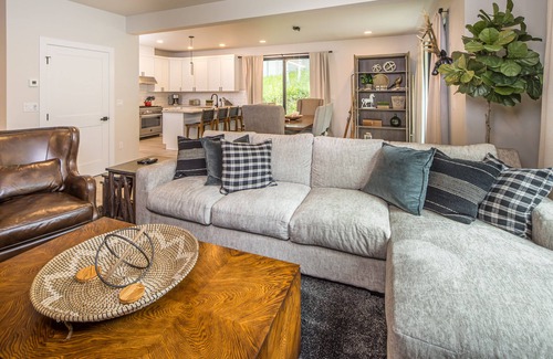 Big Sky House | High-end home w/great views & fireplace - Modern Hidden Village Haven