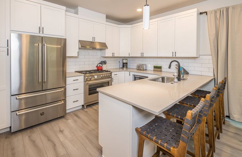 Big Sky House | High-end home w/great views & fireplace - Modern Hidden Village Haven