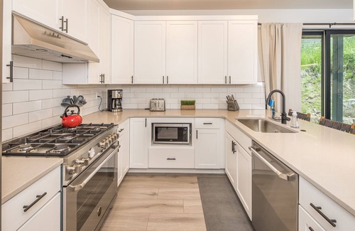 Big Sky House | High-end home w/great views & fireplace - Modern Hidden Village Haven