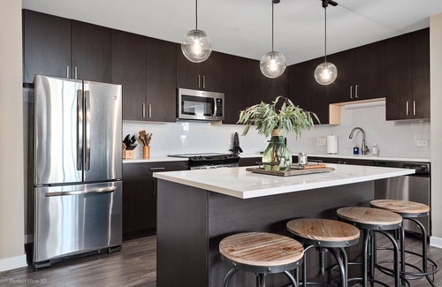 Rush and Division Apartment | High-end Luxury Units + Iconic Views for Groups