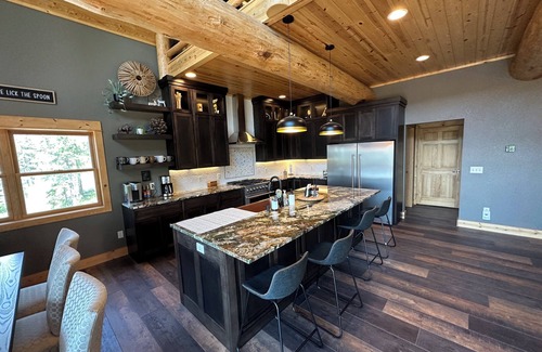 Lead House | High End Luxury with Rustic Woodsy Charm 4-bedroom cabin next to Terry Peak Lead