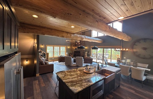Lead House | High End Luxury with Rustic Woodsy Charm 4-bedroom cabin next to Terry Peak Lead