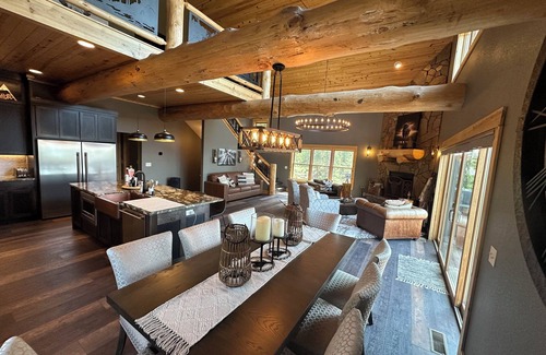 Lead House | High End Luxury with Rustic Woodsy Charm 4-bedroom cabin next to Terry Peak Lead