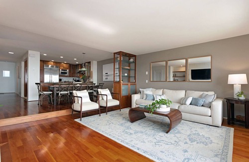Solana Beach Condo | High End Oceanfront Home, a 2 min walk to Beach, Shops, Dining & More in Solana