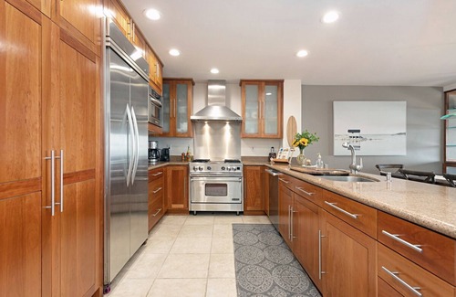 Solana Beach Condo | High End Oceanfront Home, a 2 min walk to Beach, Shops, Dining & More in Solana