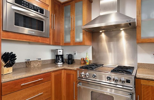 Solana Beach Condo | High End Oceanfront Home, a 2 min walk to Beach, Shops, Dining & More in Solana