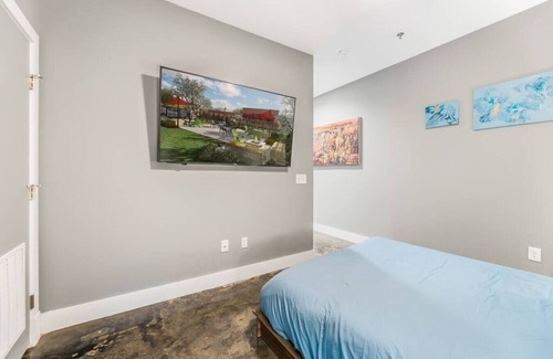 Roanoke Apartment | High End Roanoke Loft in ♥ of Downtown ♛ Queen Bed