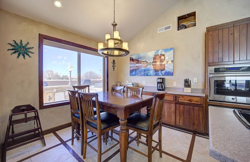 Moab South Valley House | High End Southwest Luxury, Spa-like Baths, Steam Shr, Sauna, Garage,Pool,Hot Tub