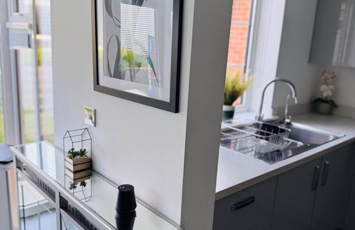 Ebbsfleet Valley House | High end Spacious 4 Bedroom - free parking and free WiFi/Big Garden