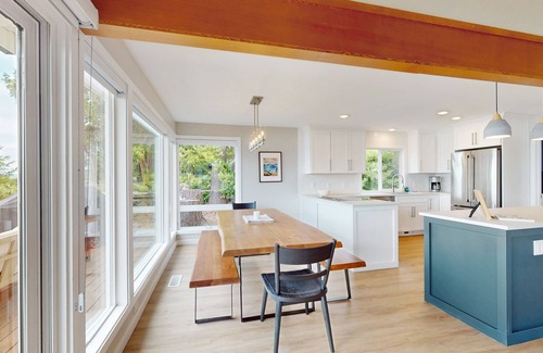 Hansville House | High-end waterfront getaway with amazing views, private beach & large deck