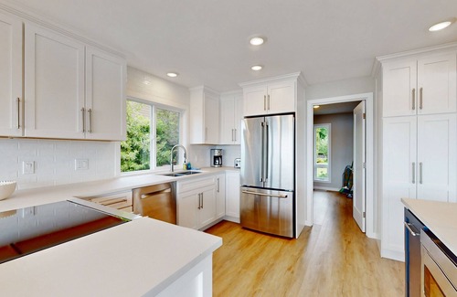 Hansville House | High-end waterfront getaway with amazing views, private beach & large deck